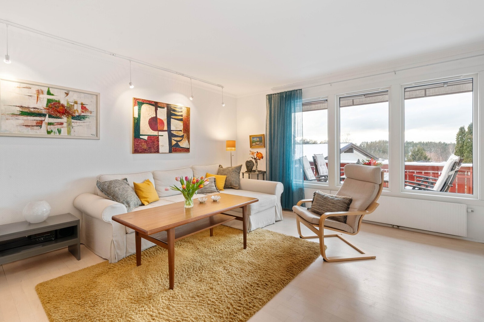 Stuen har god plass til salong. Galleribilde