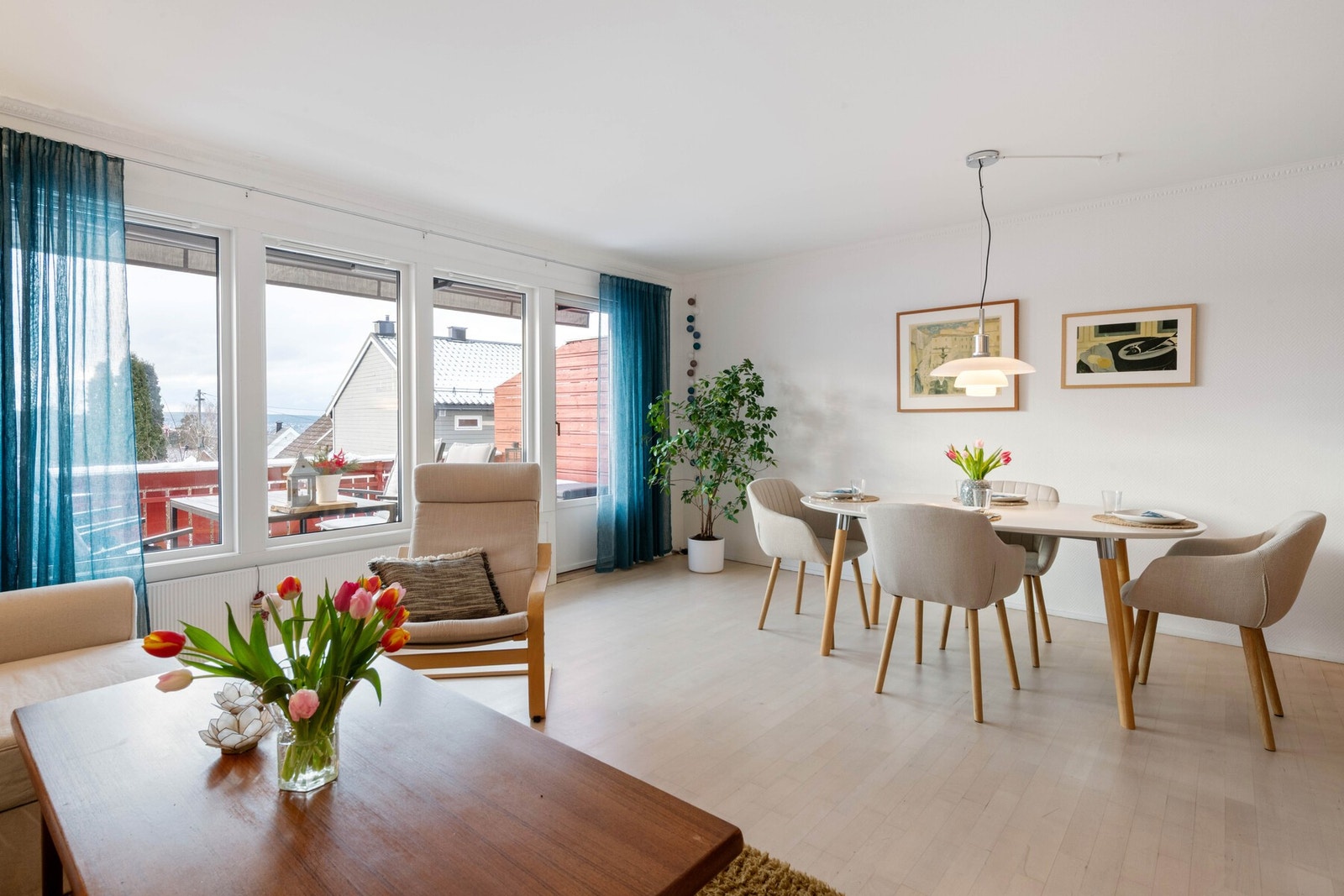 Romslig stue med store vindusflater, som gir mye lys og god romfølelse. Galleribilde