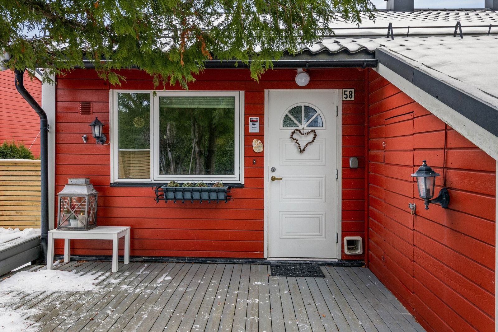 Hyggelig inngangsparti med utebod. Galleribilde