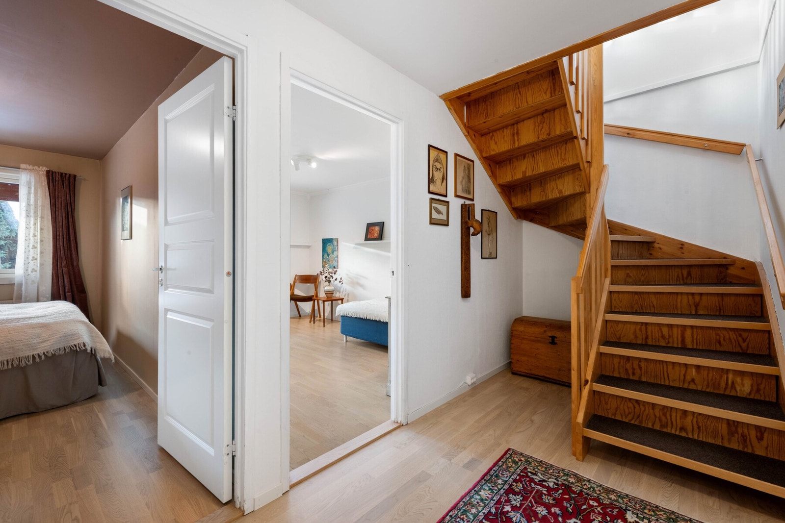 Gang i underetasjen har parkettgulv. Dør til begge soverom. Galleribilde