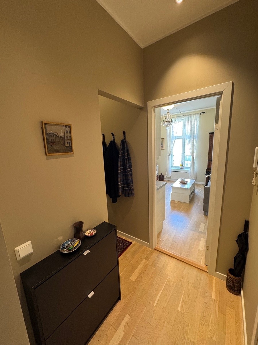 Leiligheten har en generøs takhøyde på ca. 2,80 meter, som bidrar til en romslig følelse Galleribilde