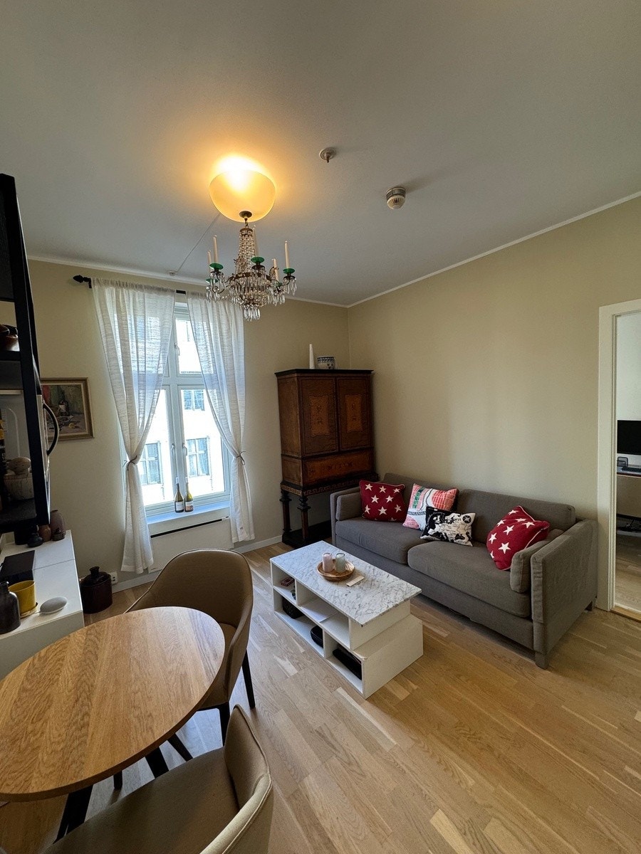 Stuen har god plass med en sofaseksjon og tilhørende stuebord og en underholdningsavdeling Galleribilde