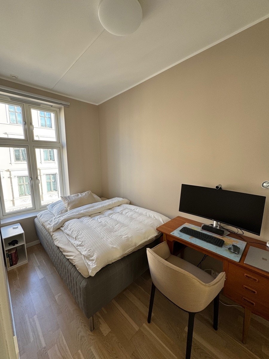 Soverommet har plass til dobbeltseng og kontor eller kommode Galleribilde