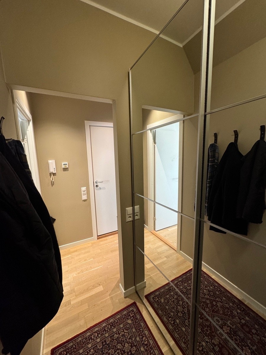 Praktisk skyvedørsgarderobe med speilfronter, perfekt for lagring av yttertøy Galleribilde