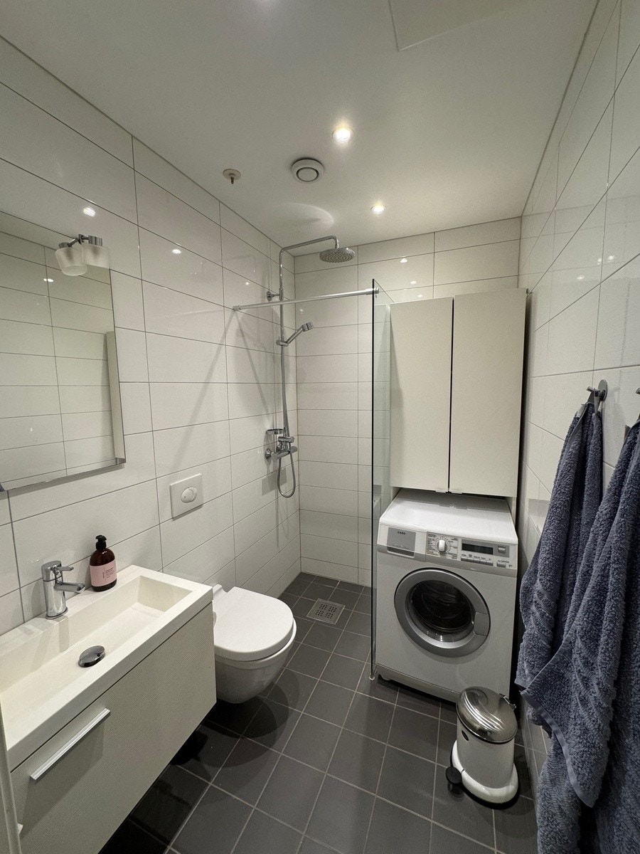 Flislagt baderom fra 2012 med varme i gulvet og opplegg for vaskemaskin. Baderomsinnredning bestående av benkeskap med glatte fronter. Speil og belysning over servant. Badet har mekanisk avtrekk med ventil i himling. Galleribilde