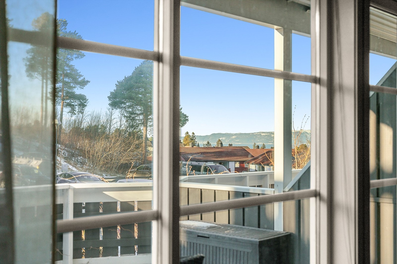 Fra eiendommen har du fin utsikt mot fjorden og omkringliggende bebyggelse. Galleribilde