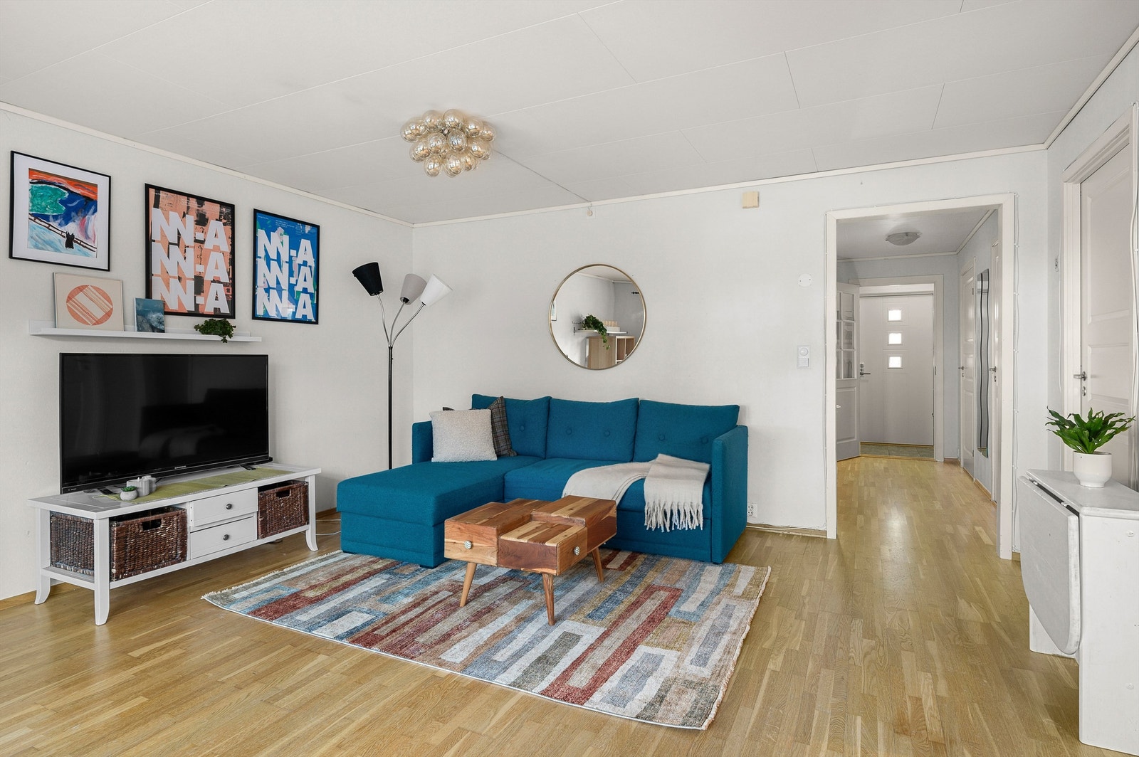 Lys og romslig stue på 21,7 kvm med parkett på gulv og store vindusflater som sikrer rikelig med naturlig dagslys. Galleribilde