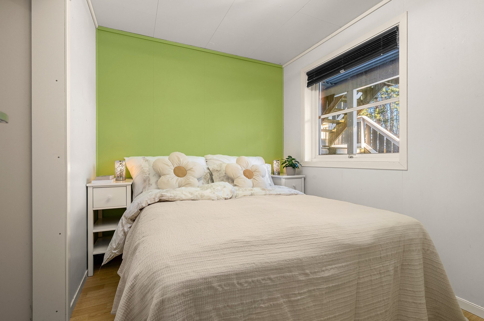 Et av to soverom på 6,8 kvm med god plass til dobbeltseng og tilhørende nattbord. Galleribilde