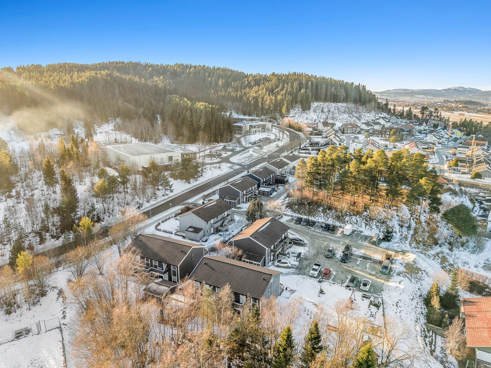 I nærområdet finner du flere dagligvarebutikker innen gangavstand, og kun en kort kjøretur unna ligger Grillstadporten kjøpesenter med blant annet dagligvarehandel med søndagsåpent, apotek, frisør, treningssenter, post og blomsterbutikk. Galleribilde