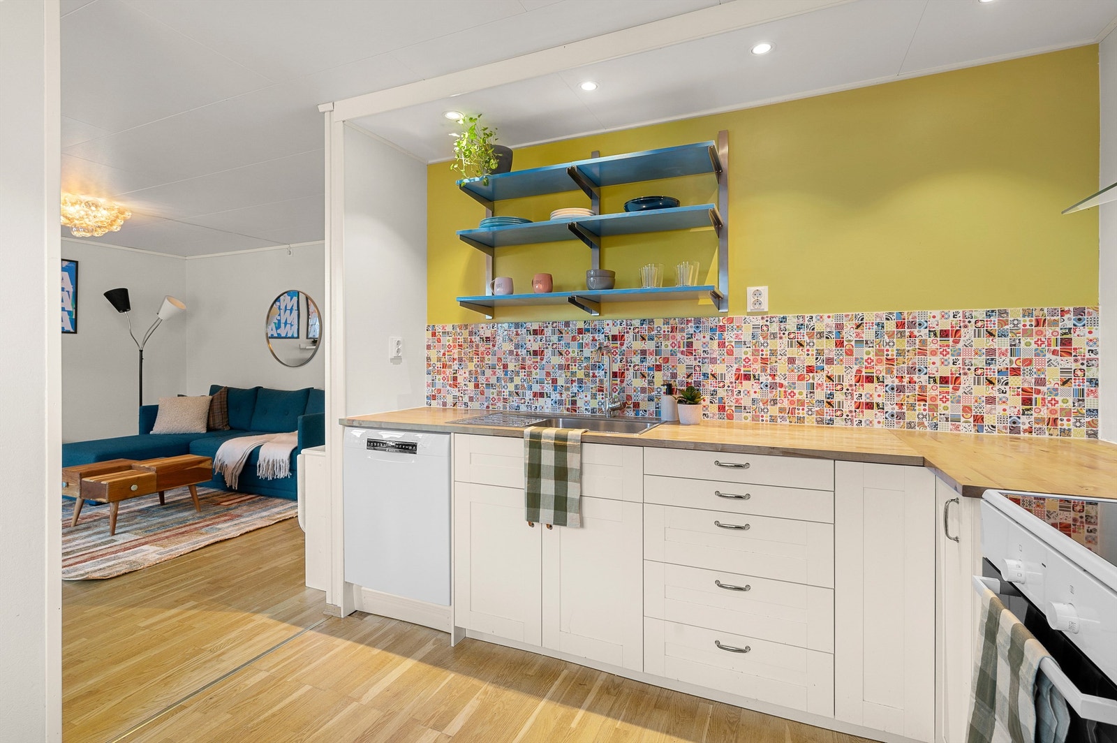 Åpne hyller gir kjøkkenet et luftig uttrykk og er praktisk for oppbevaring. Galleribilde