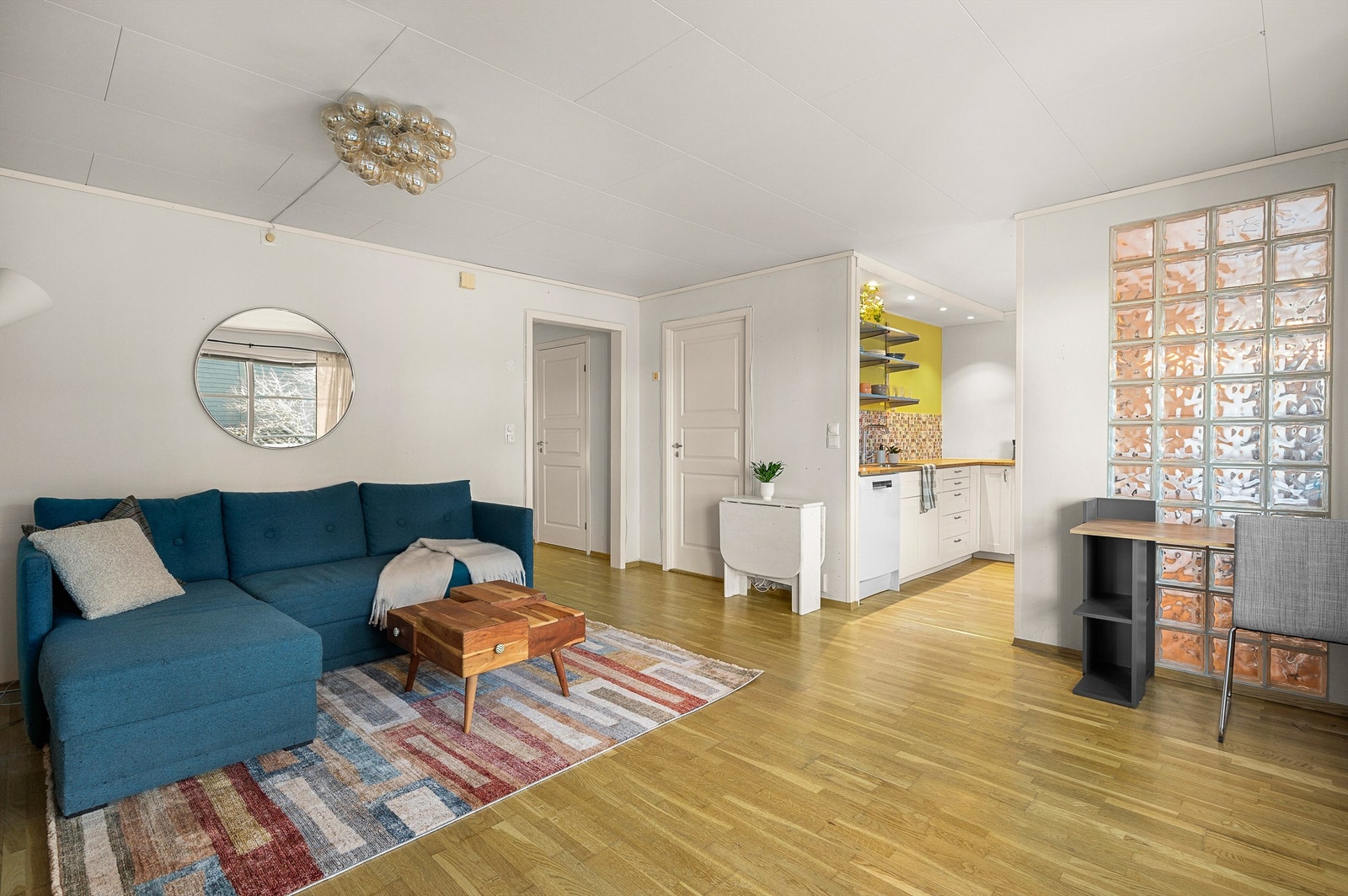 Åpen og funksjonell planløsning med naturlig adkomst videre til gang og øvrige rom. Stuen er lett å møblere med de flere sonene i rommet. Galleribilde