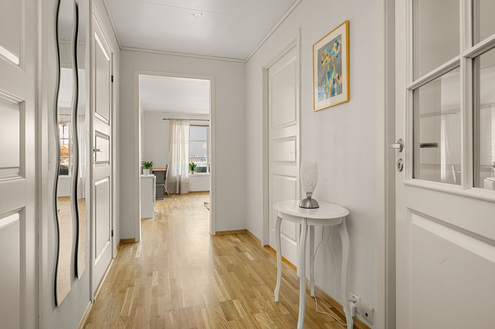 Romslig gangareal på til sammen 7,4 kvm med god plass til oppbevaring av yttertøy og sko. Galleribilde