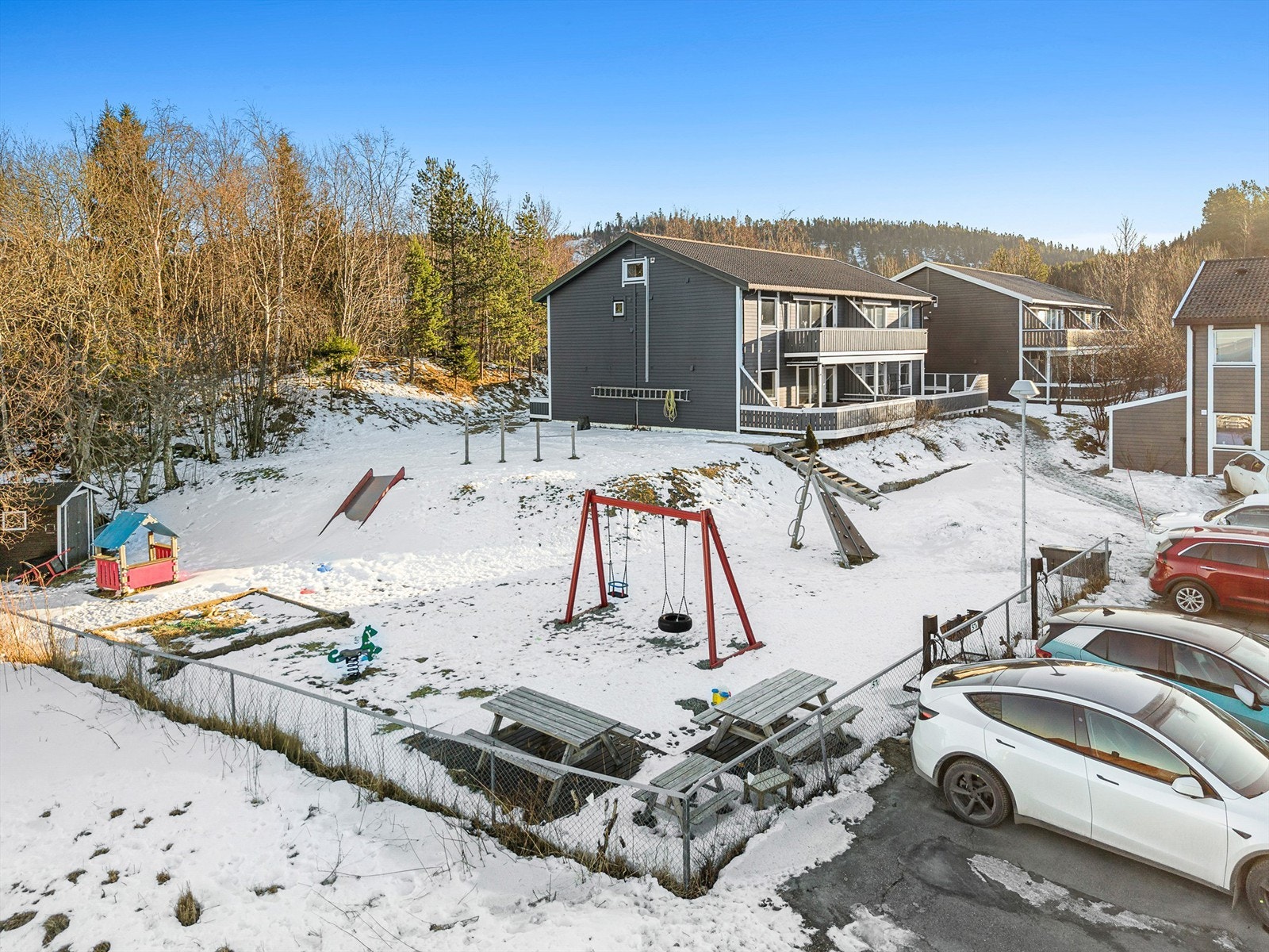Området byr på et bredt spekter av tjenester, og den sentrale beliggenheten gir enkel tilgang til det meste. Ved behov for ytterligere servicetilbud nås Trondheim sentrum enkelt med bil eller kollektivtransport. Galleribilde