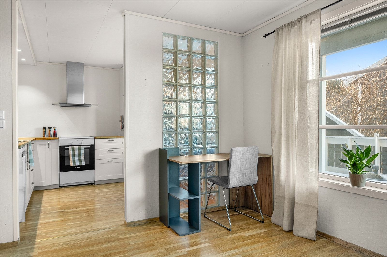 Stuen ligger i delvis åpen løsning mot kjøkkenet og skaper en sosial og sammenhengende oppholdsone. Galleribilde