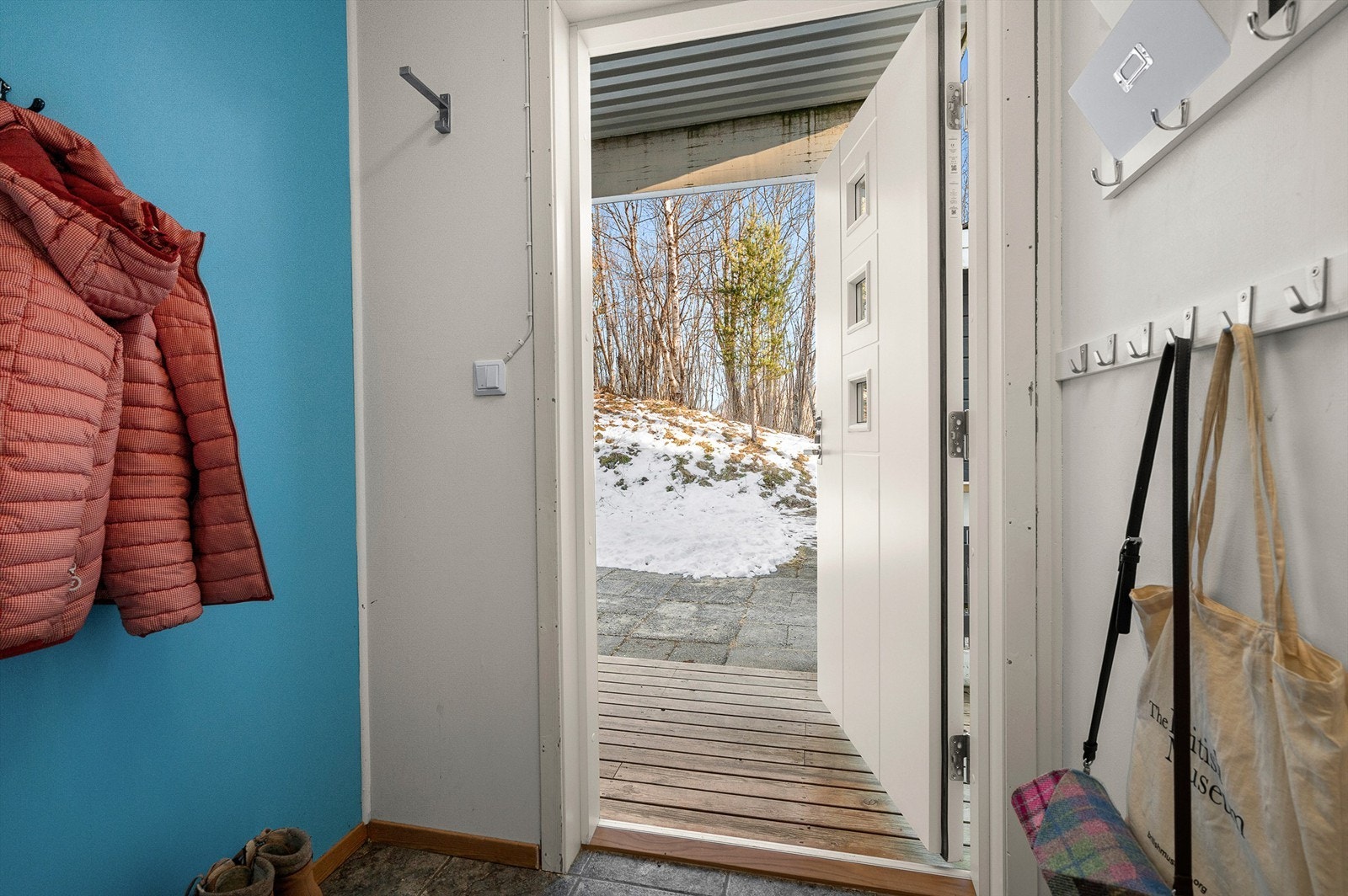 Leiligheten disponerer også to boder på til sammen 10 kvm - en i leiligheten og en i forbindelse med inngangspartiet som gir ekstra oppbevaringsmuligheter. Galleribilde