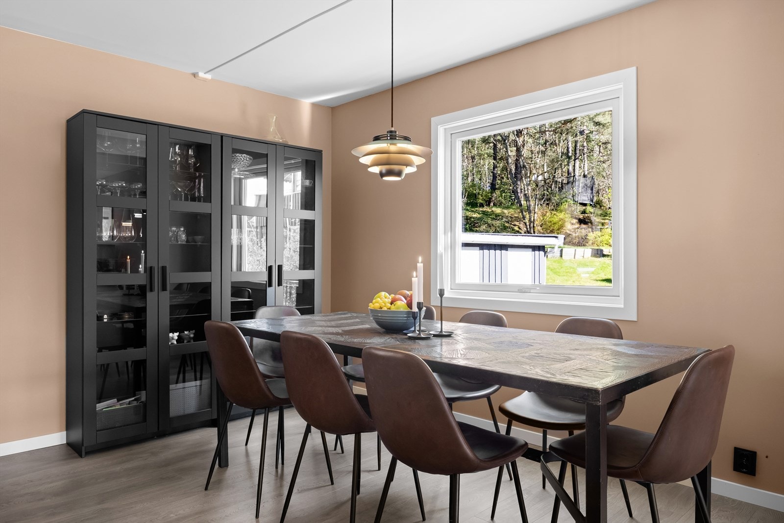 Kjøkkenet har god plass til spisebord - like velegnet for hverdagsmiddager som for festlige anledninger. Galleribilde