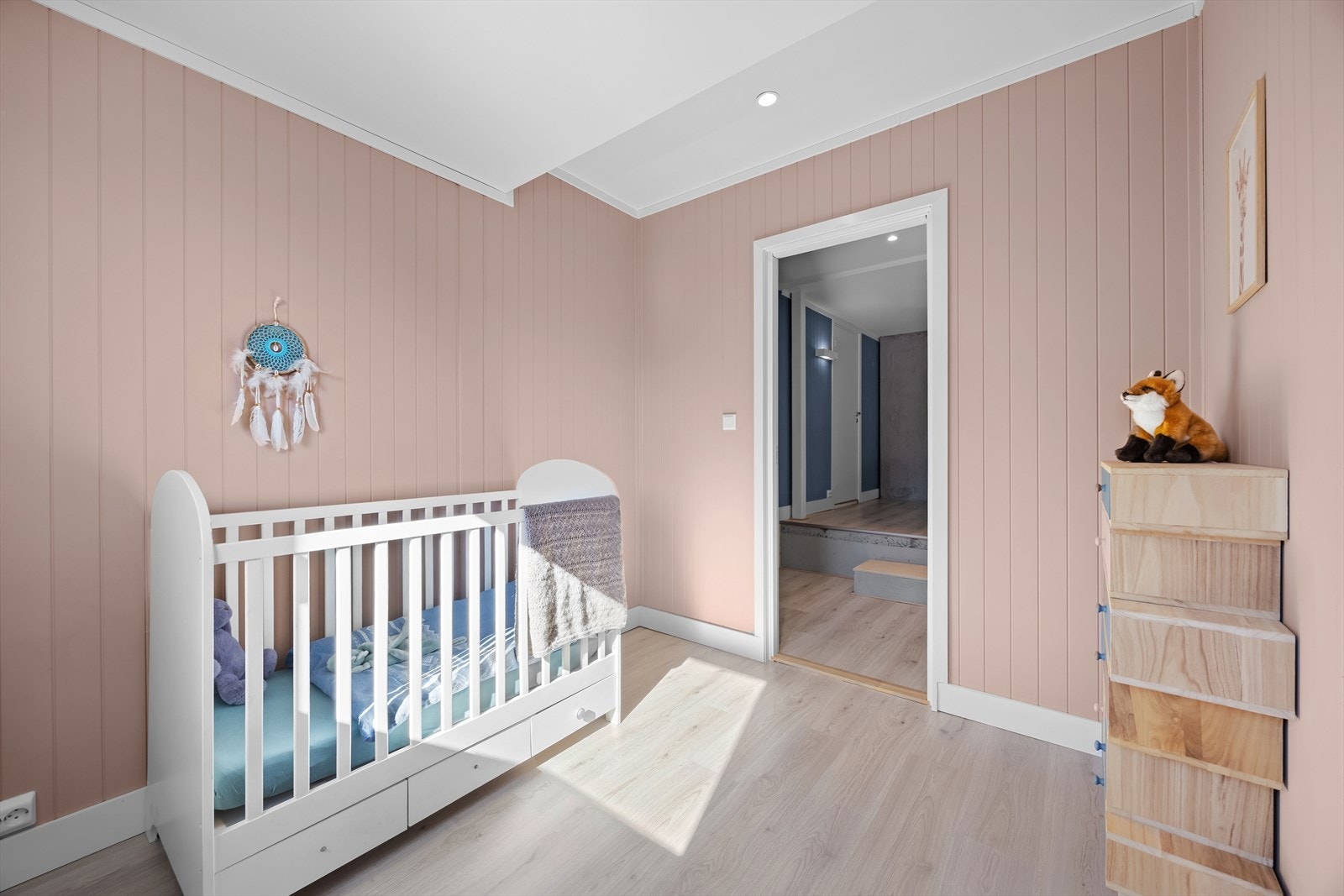 Rommet har plass til både seng og oppbevaring etter behov. Galleribilde