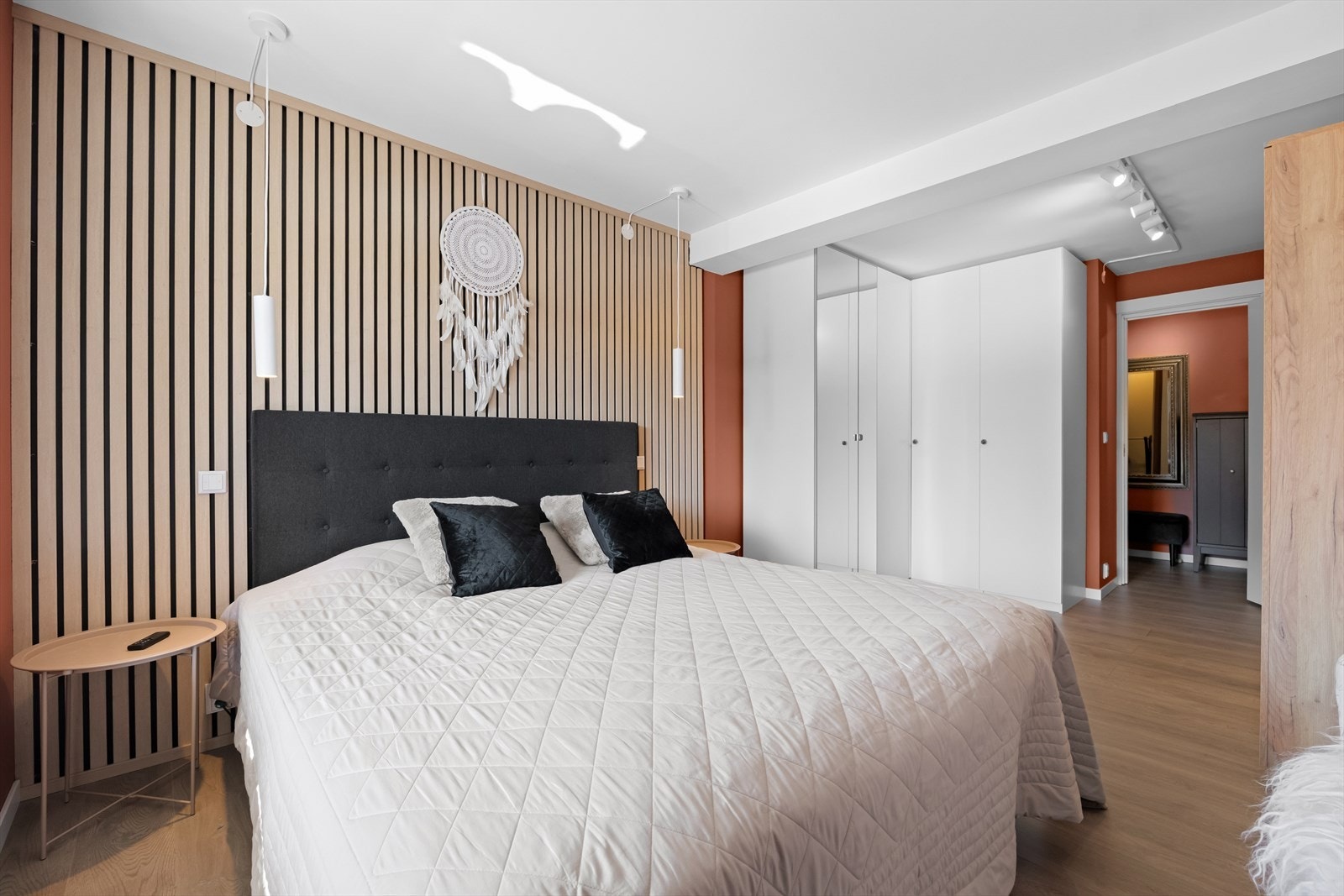 Rommet har i tillegg en praktisk garderobeløsning med rikelig oppbevaringsplass, som bidrar til en ryddig og funksjonell hverdag. Galleribilde