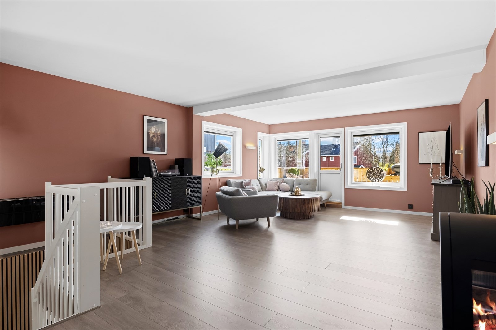 Stuen er boligens naturlige samlingspunkt - romslig, luftig og innbydende. Galleribilde