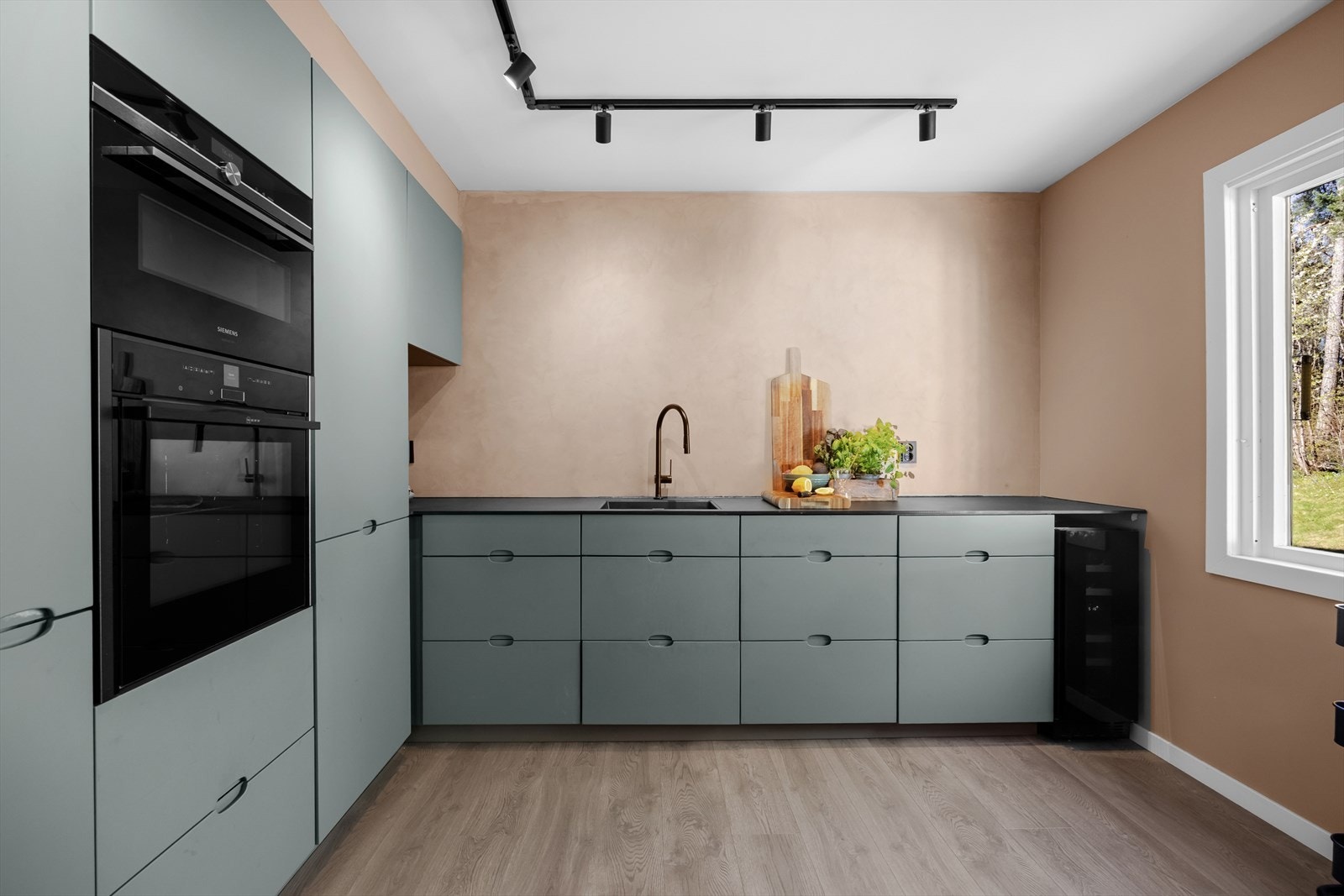 Kjøkkenet har integrerte hvitevarer, generøse benkeflater og godt med skapplass. Galleribilde