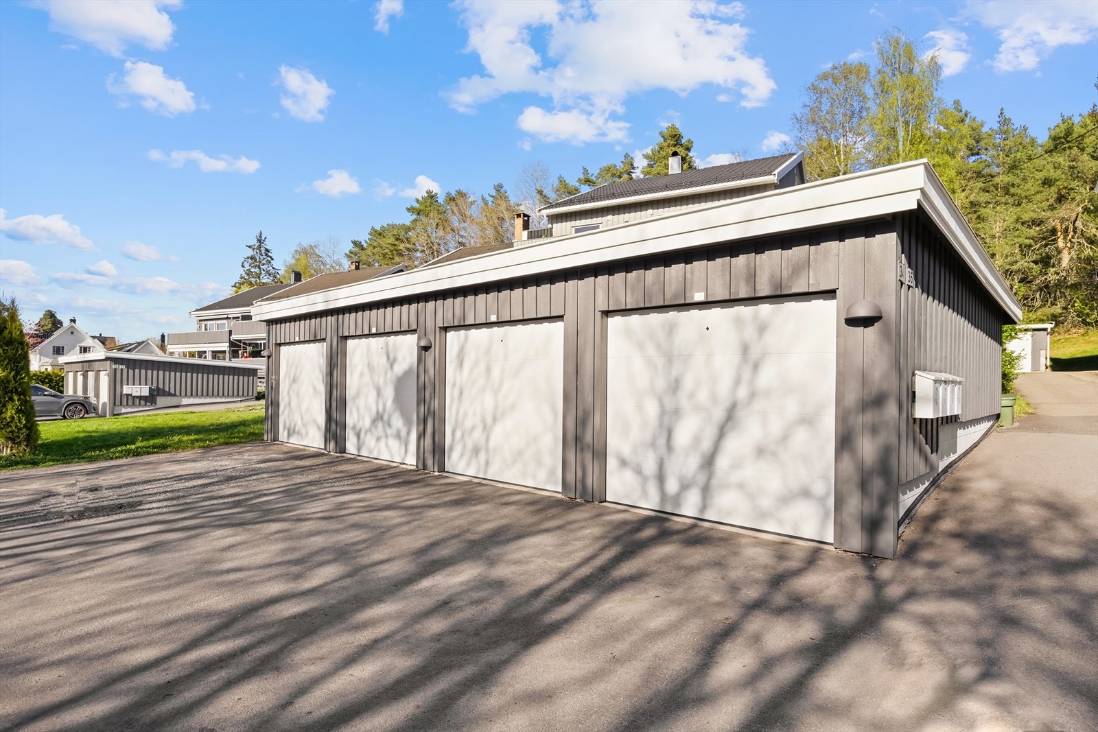 Boligen disponerer en parkeringsplass med el-billader i felles garasje. Galleribilde