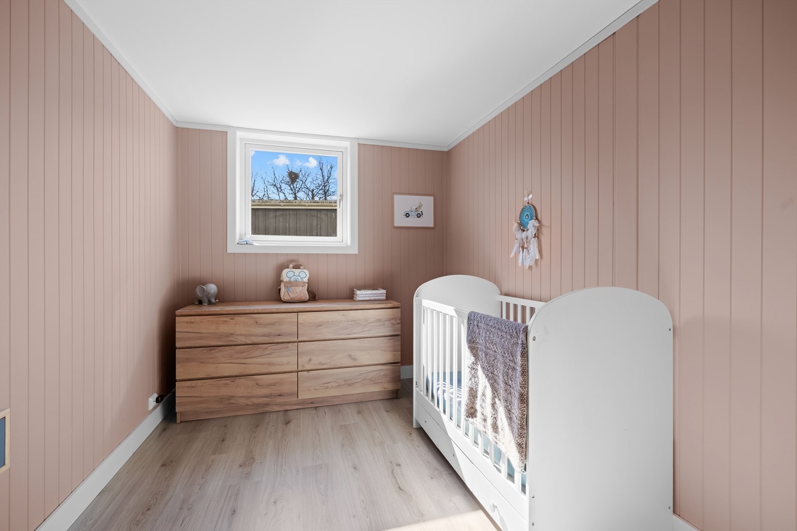 Boligen har i dag 2 gode soverom i underetasjen. Galleribilde