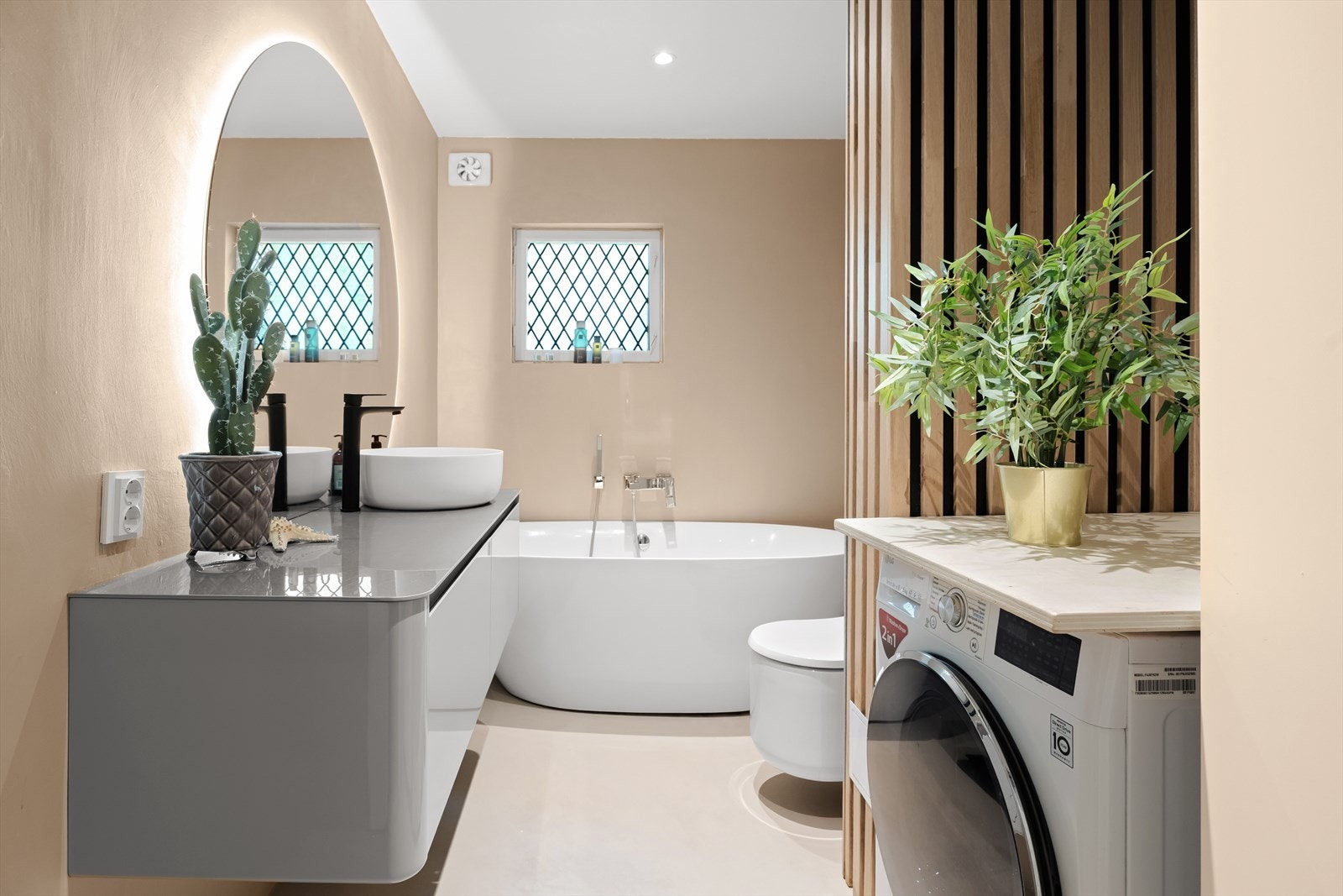 Dette lekre badet kombinerer moderne design med gjennomtenkt funksjonalitet og høy komfort. Galleribilde