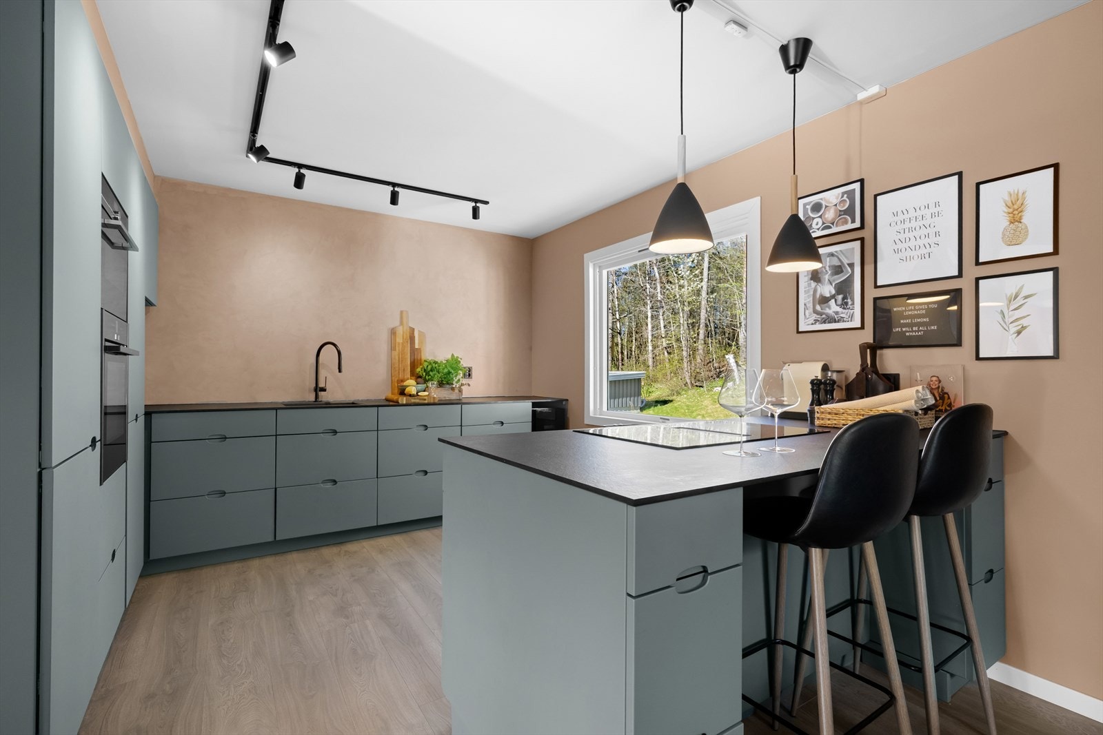 Meget pent kjøkken fra Kvik. Her finner du alt du trenger for en praktisk og inspirerende matlagingshverdag. Galleribilde