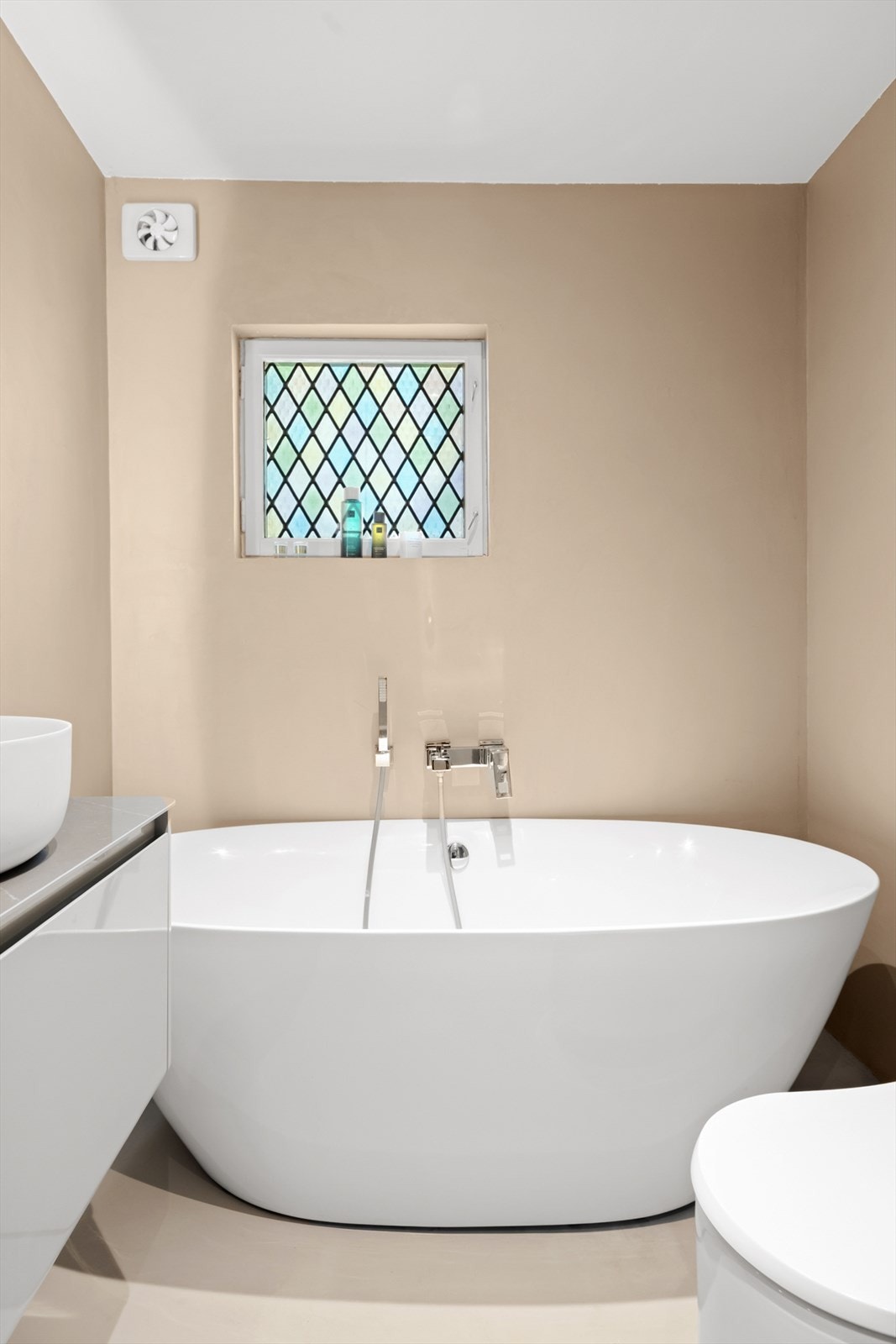 Videre har badet et lekkert badekar. Galleribilde