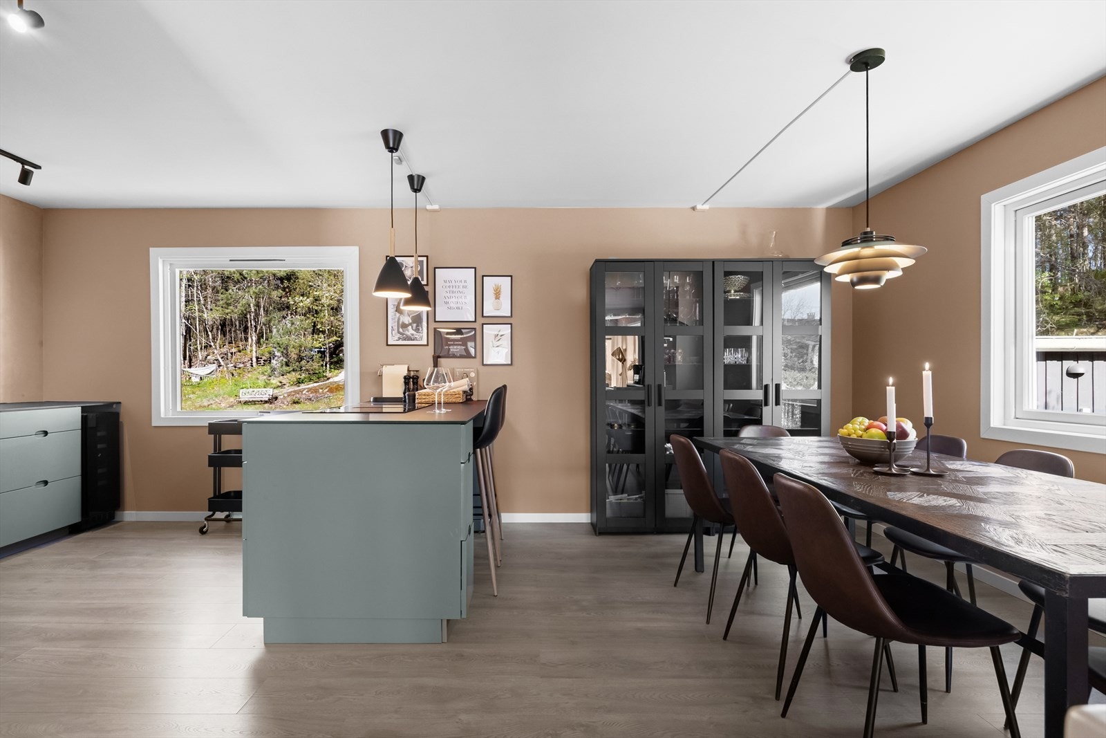 Tilbake i boligen tar vi turen til kjøkkenet. Kjøkkenet har delvis åpen løsning mot stuen, noe som skaper en naturlig flyt i boligen og gjør kjøkkenet til et sosialt samlingspunkt. Galleribilde