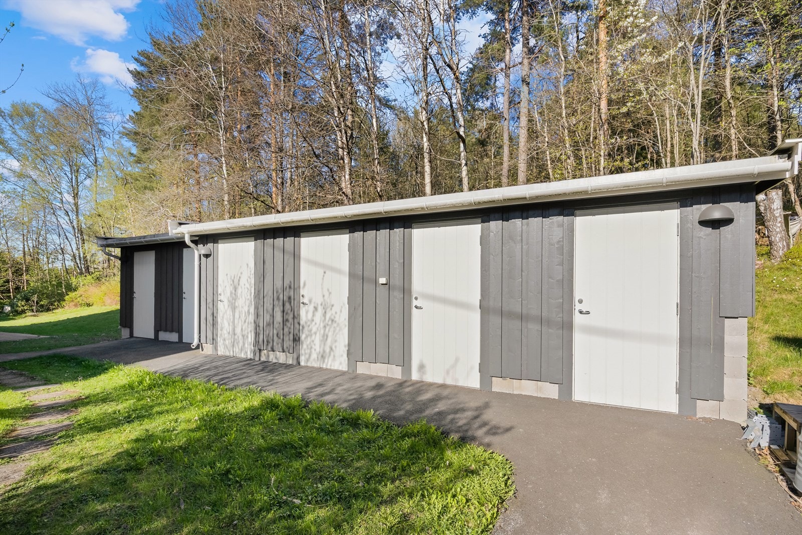 Boligen disponerer en stor og praktisk utebod på fremsiden. Galleribilde