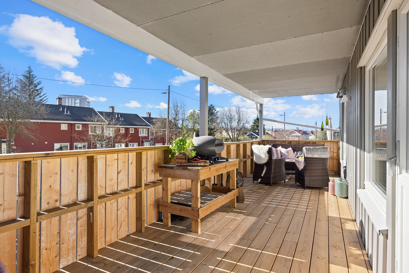 Veranda byr på rikelig med plass, perfekt for både utemøbler og grill. Galleribilde