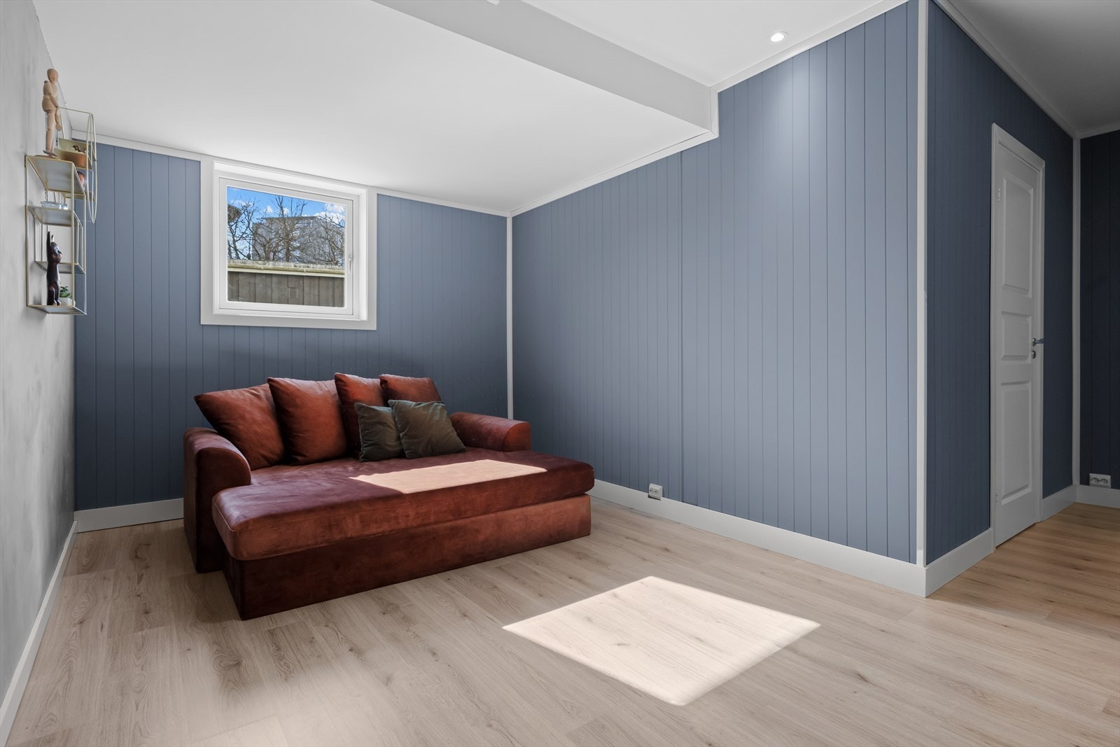 Bildet viser stuen i den nye delen. Har du behov for ekstra soverom, kan dette rommet enkelt gjøres om til et soverom, uten å gå på kompromiss med plass eller komfort. Galleribilde