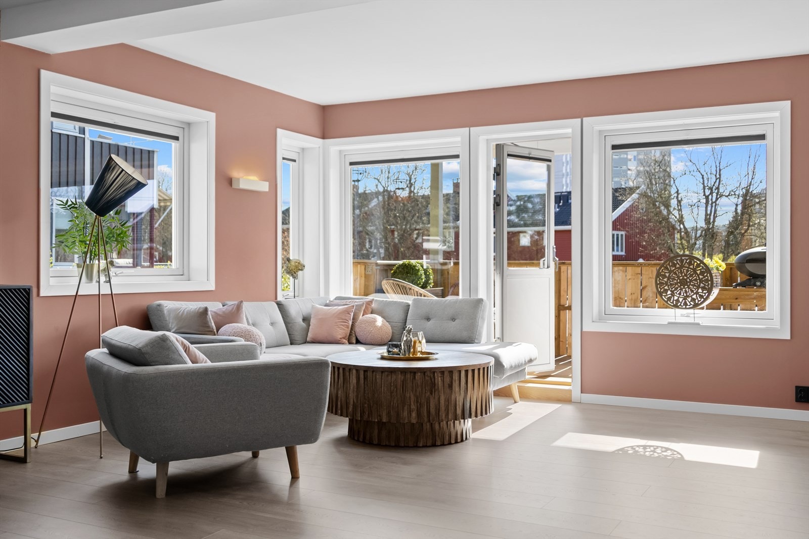 Stuen har lysinnslipp fra 2 sider, noe som gir rommet godt med naturlig lys. Videre har man utgang fra stuen til en romslig veranda. Galleribilde