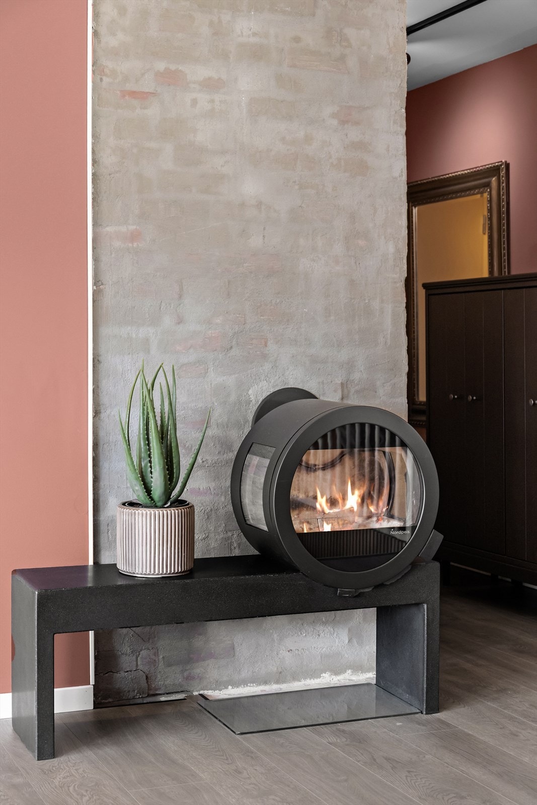 Den flotte peisovnen tilfører både varme og en koselig atmosfære på kjølige dager, og skaper en lun og trivelig stemning. Galleribilde