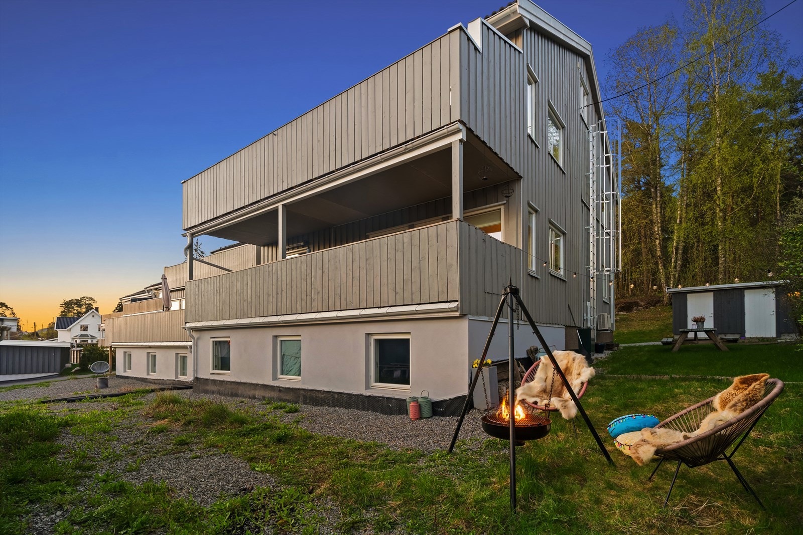 Hver bolig har gjort en intern "fordeling" mellom beboere om hvilket areal som disponeres av den enkelte leilighet. Pga. nylig gjennomført utbygging er deler av tomten ikke opparbeidet. Galleribilde