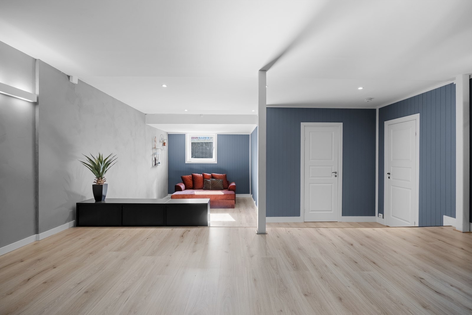 I underetasjen finner man to stuer, en i boligen opprinnelige del og en i den delen som er bygget ut. Dette er allsidige rom som passer like godt som TV-stue, hjemmekontor eller ekstra oppholdsrom. Galleribilde