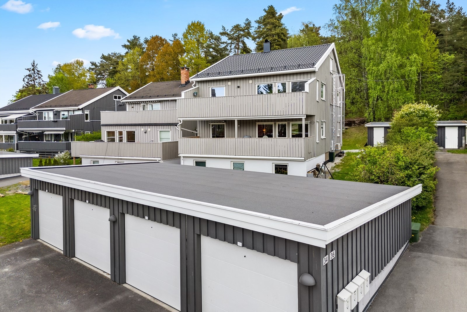 Boligen har en ettertraktet beliggenhet i et svært populært og barnevennlig område på Manglerud. Tomten grenser i tillegg til et fredelig skogsområde, som inviterer til naturopplevelser og turer rett utenfor døren. Galleribilde