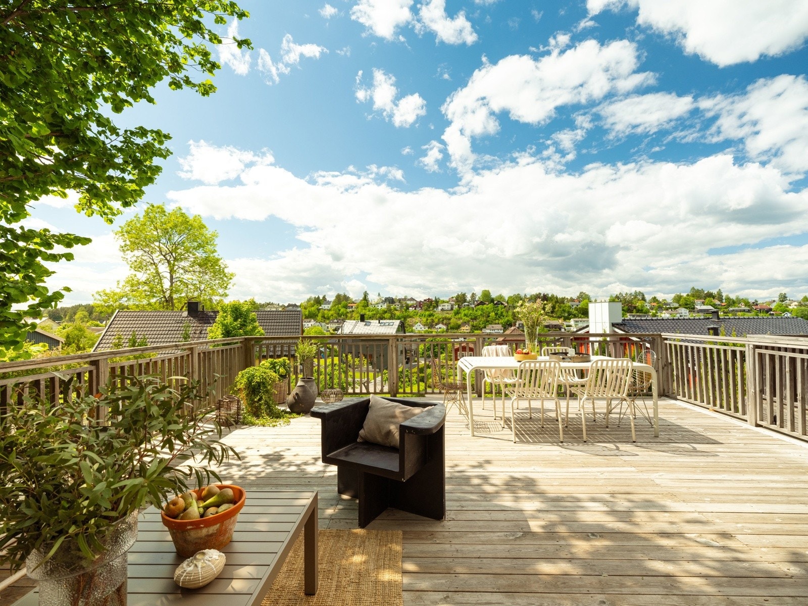 Terrasse over garasje med flotte solforhold Galleribilde