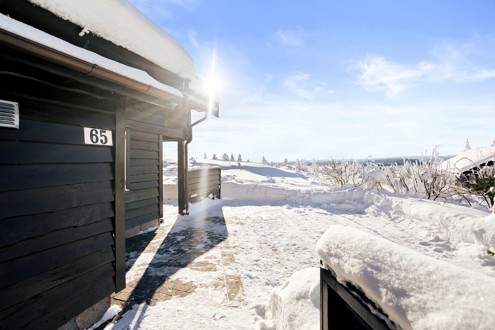 Ute kan du nyte en stor terrasse og en jaquzzi med eventyrlig utsikt over fjellene. Galleribilde