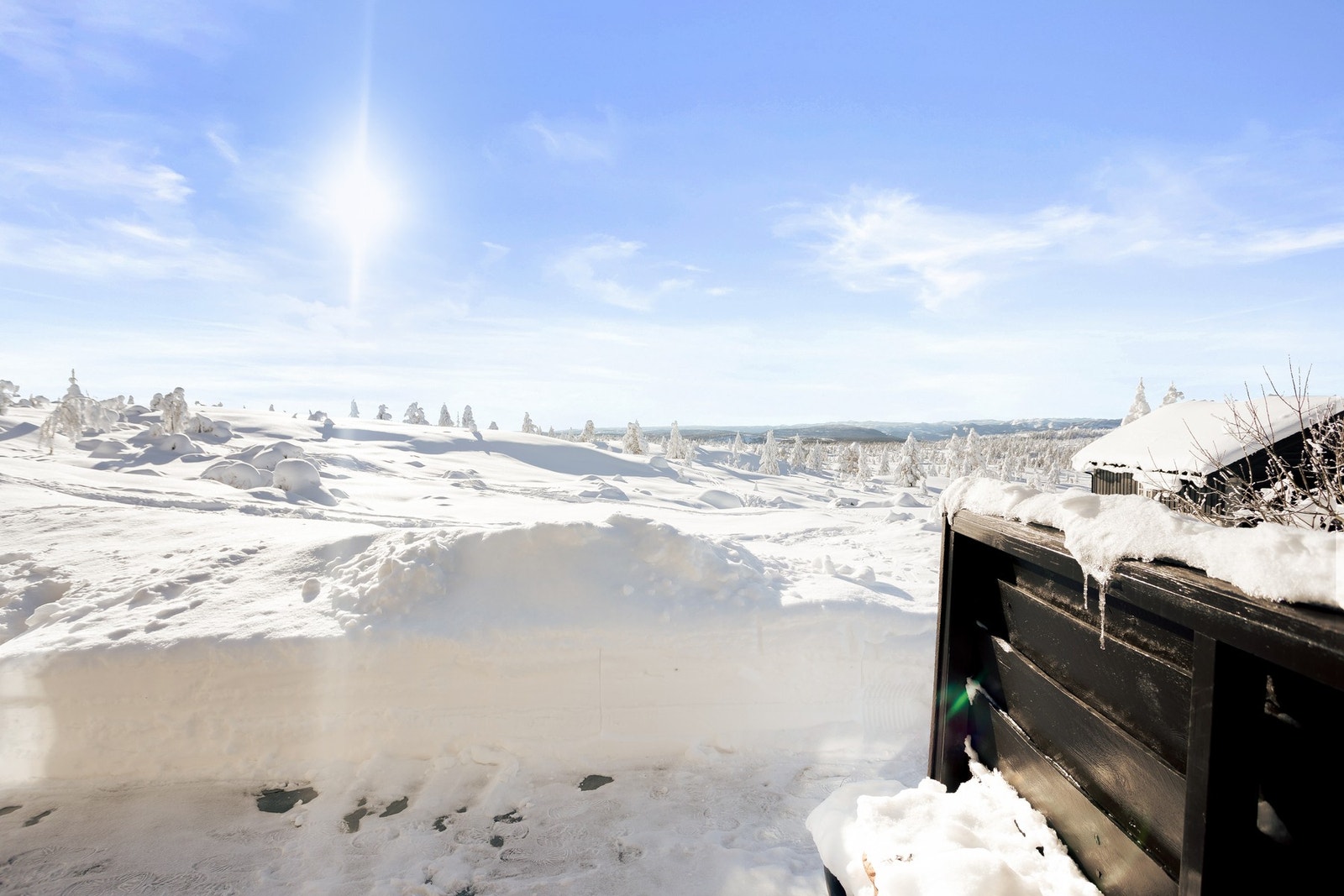 Hytta har torvtak og ligger i et naturskjønt fjellandskap med turstier og sykkelveier. Galleribilde