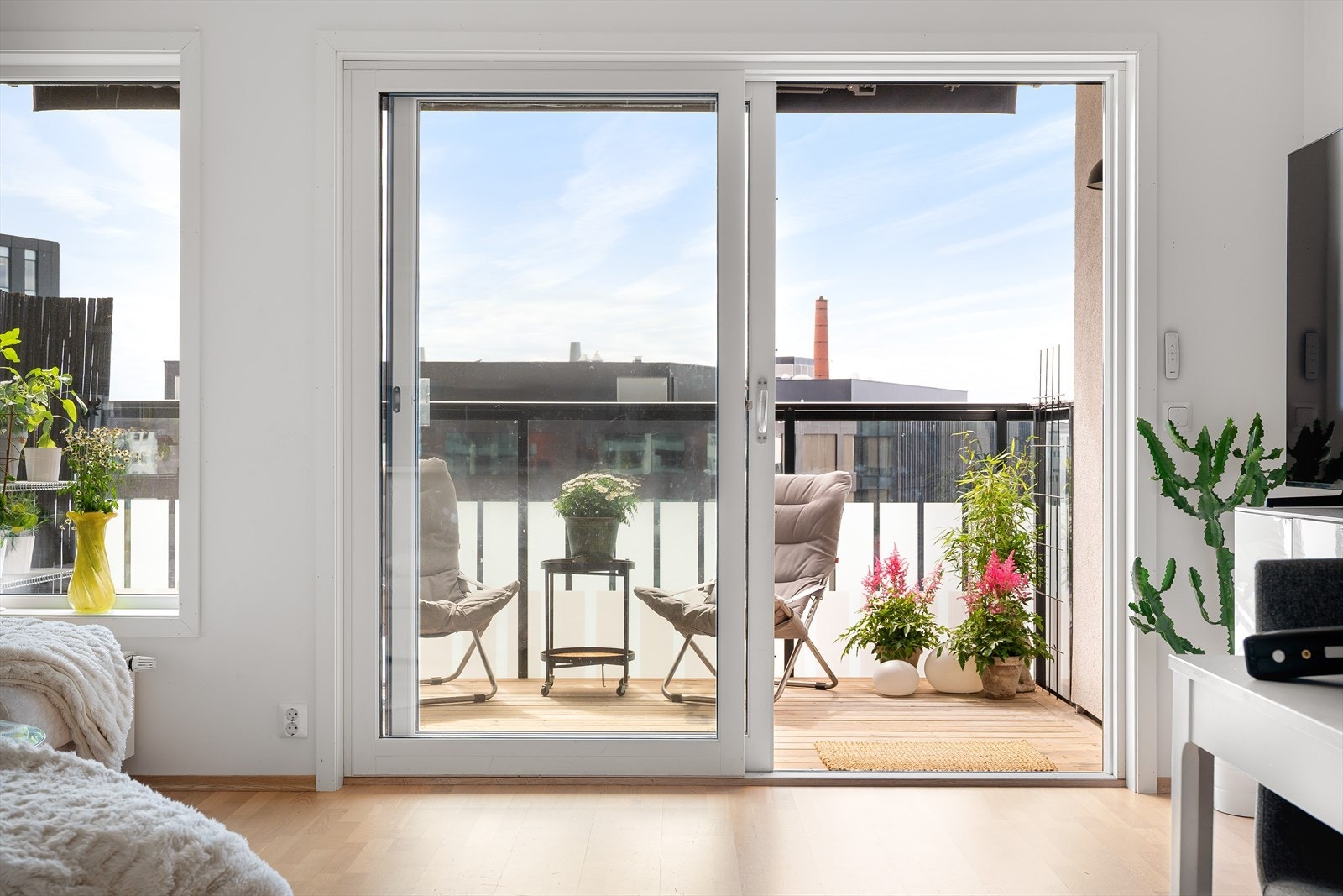 Med store skyvedører åpnes stuen naturlig opp mot balkongen og gir en myk, sømløs overgang. Galleribilde