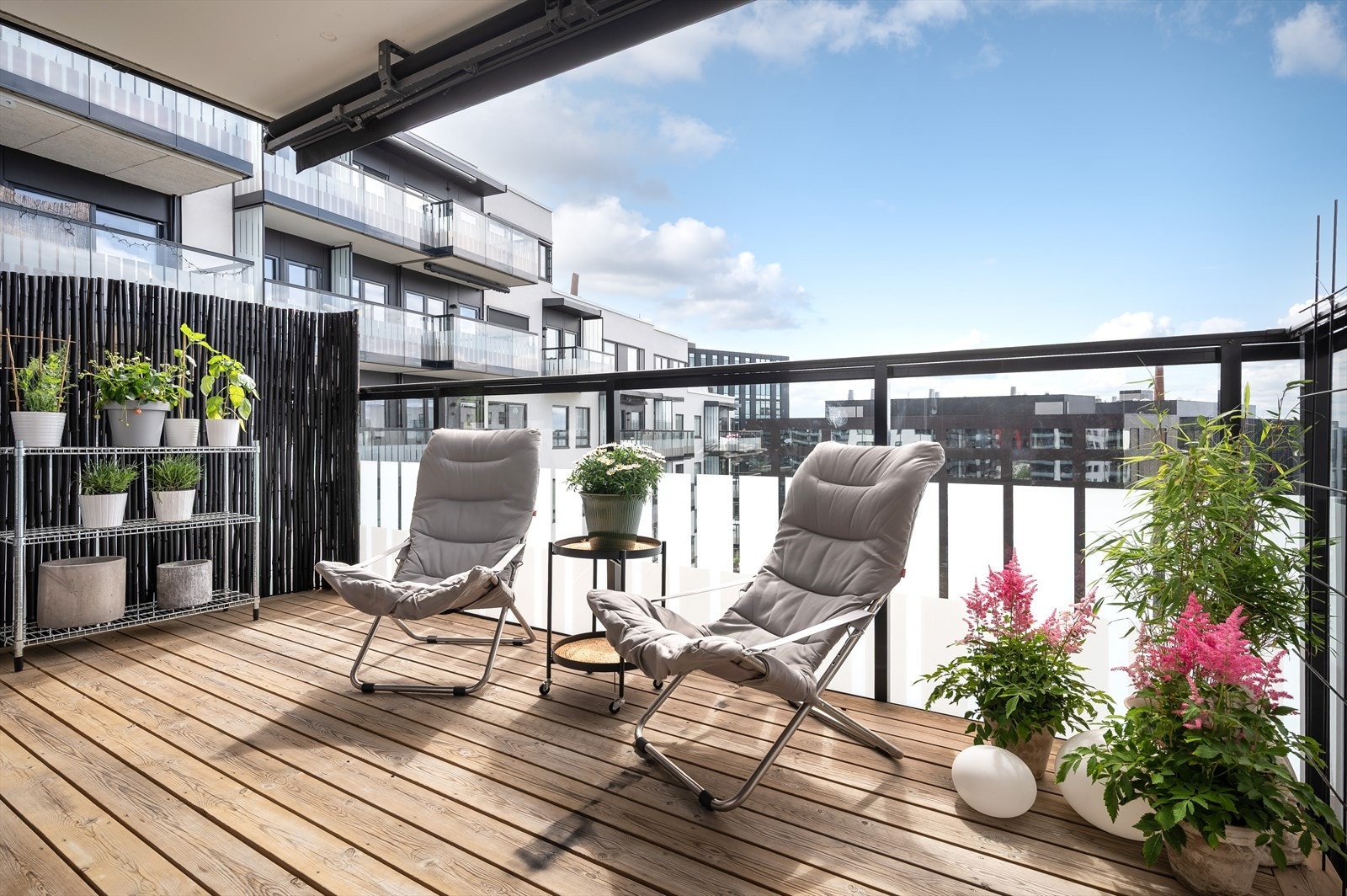 Balkongen er som skapt for avslapping, med plass til grønne planter, sofagruppe og annet ønsket møblement. Galleribilde