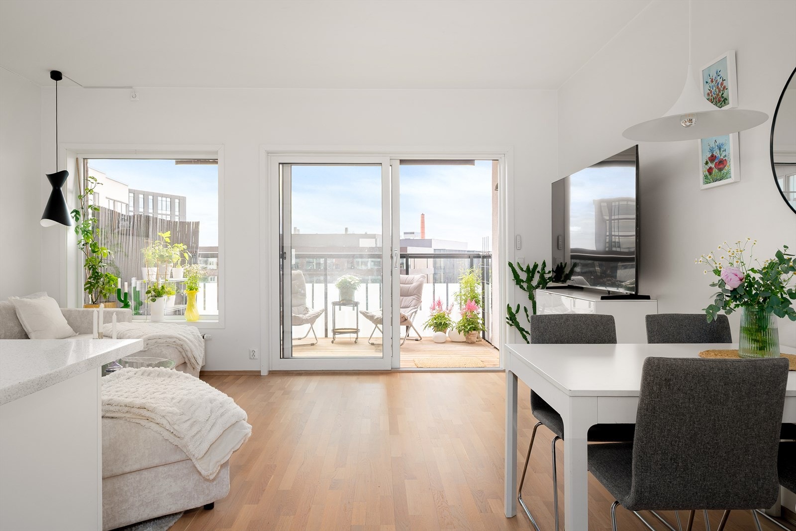 Lyst og luftig oppholdsrom der du enkelt kan samle både venner og familie, med balkongen som en naturlig forlengelse av rommet. Galleribilde