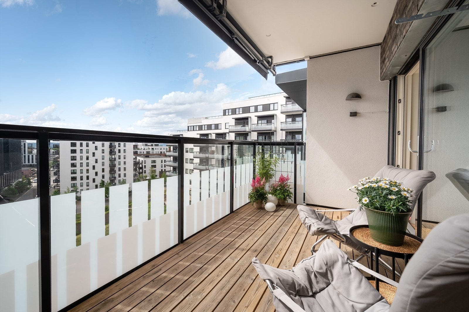 Sydvendt balkong med god plass til sittegruppe - perfekt for solrike dager og avslappende kvelder Galleribilde