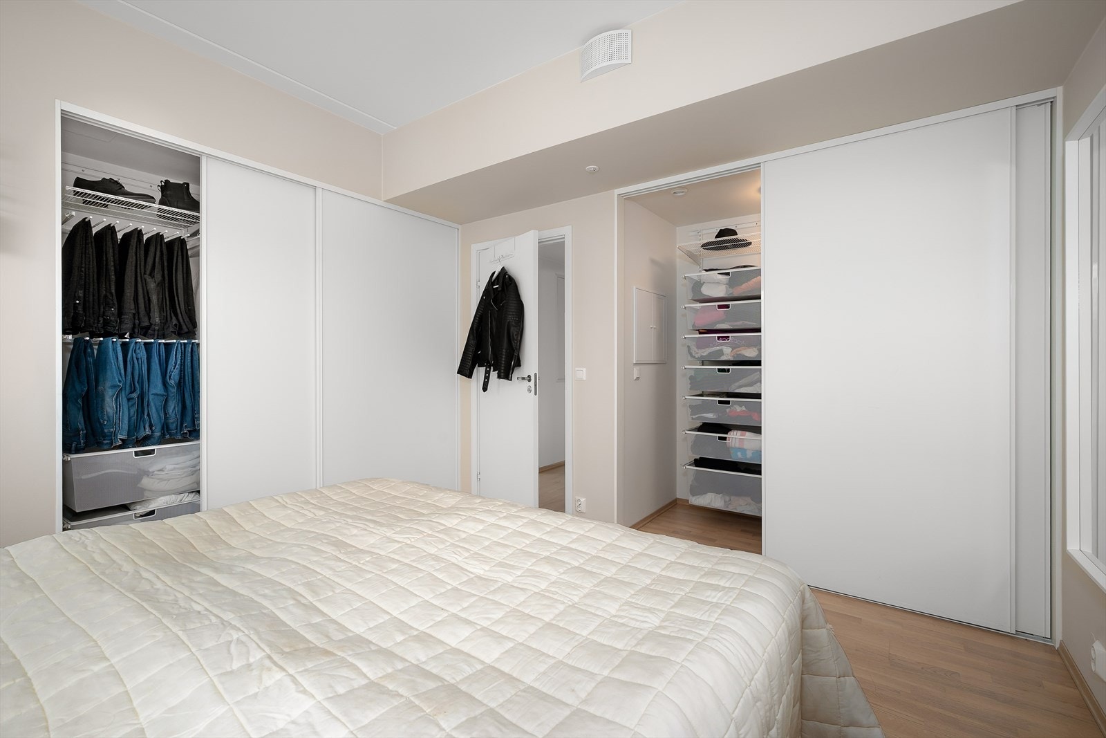 Romslig garderobeløsning med skyvedører gir både orden og praktisk lagringsplass Galleribilde