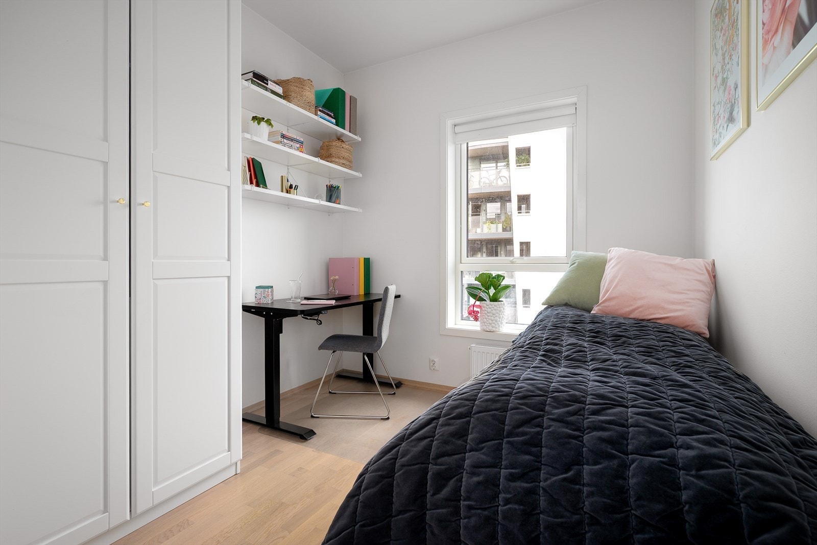 Soverom III med fleksible bruksmuligheter - perfekt som gjesterom, hjemmekontor eller tenåringsrom. Galleribilde