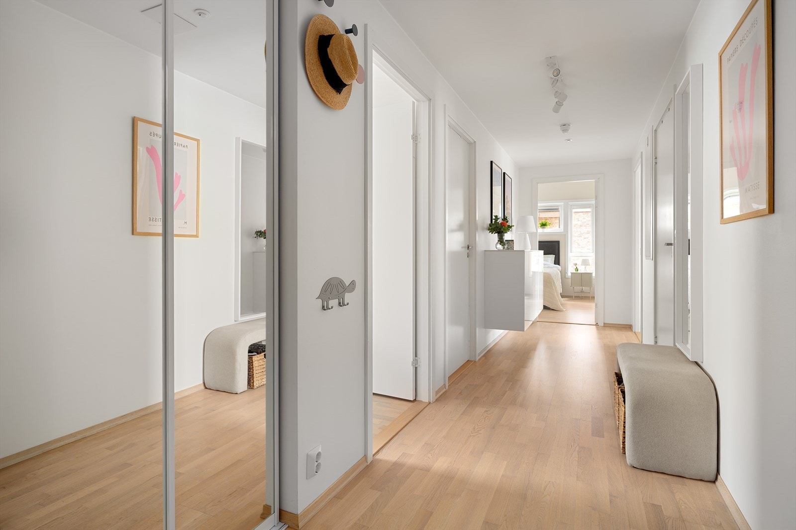 Lys og romslig entré med god oppbevaringsplass og naturlig flyt mellom rommene. Galleribilde