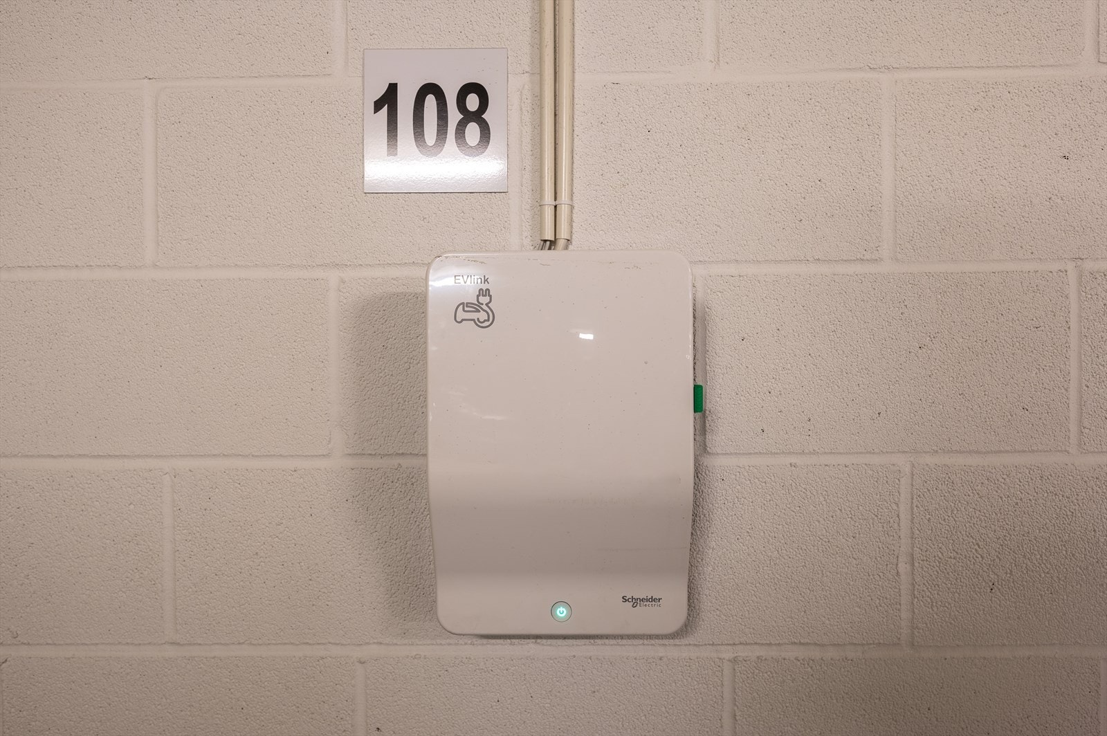 Parkeringen har en andel av fellesutgiftene på kun 205 kr i måneden. Strømforbruk til elbillading måles individuelt og betales av den enkelte bruker. Galleribilde