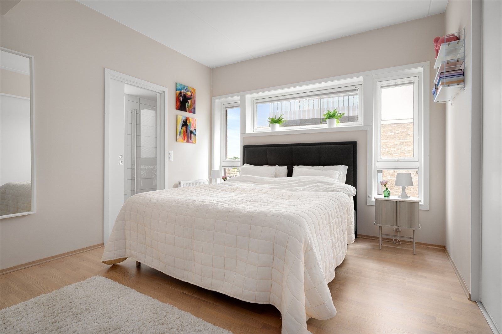 Hovedsoverommet er av god størrelse, godt med dagslys og direkte adkomst til eget bad Galleribilde